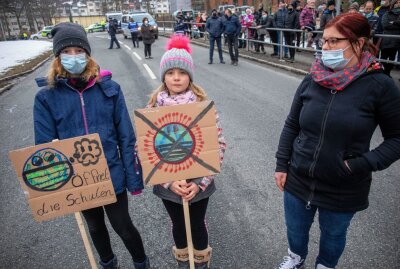 Protest gegen Schulschließung: 550 Menschen legen B 101 lahm - Der Elternprotest gegen die Schulschließung hält im Erzgebirge weiter an. (Bildrechte: Bernd März/Blaulicht&Stormchasing)