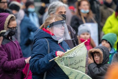 Protest gegen Schulschließung: 550 Menschen legen B 101 lahm - Der Elternprotest gegen die Schulschließung hält im Erzgebirge weiter an. (Bildrechte: Bernd März/Blaulicht&Stormchasing)