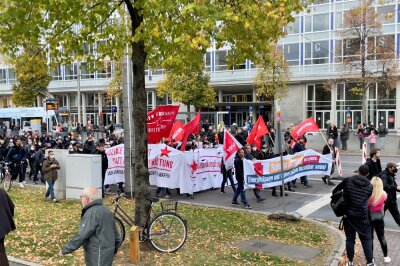 Die Leipziger Abteilung des Deutschen Gewerkschaftsbundes (DGB) hat am Samstag zu einer Großdemo in der Leipziger Innenstadt unter dem Titel "Jetzt reichts - Wir frieren nicht für Profite!" aufgerufen. Foto: Daniel Unger