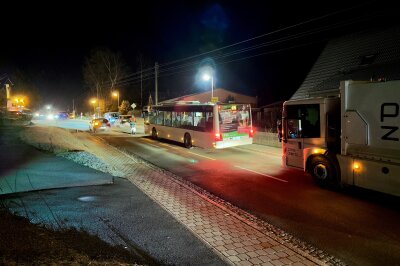 Ein Linienbus, in dem sich auch Kinder befanden, wurde von den Demonstranten in Bernsbach nicht durchgelassen. 