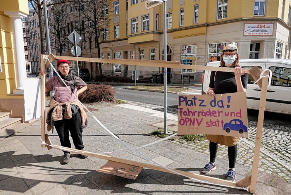 Zwei Frauen vom Bündnis Verkehrswende, liefen mit ihrem "Abstandshalter" 3 Meter breit auf der Fahrbahn entlang. Foto: Harry Härtel 