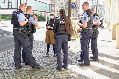 Protest in Chemnitz: Verkehrsstau für die Verkehrswende - Nach langen Diskussionen mit Polizei und Versammlungsbehörde beendeten die Frauen den Protest. Foto: Harry Härtel 