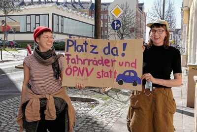 Protest in Chemnitz: Verkehrsstau für die Verkehrswende - Die Frauen setzen eich für eine Verkehrswende ein. Foto: Harry Härtel