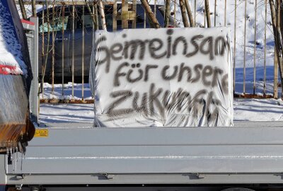 Protest per Autokorso: 125 Fahrer folgen Aufruf von erzgebirgischer Bürgerinitiative - Dies war eins der vielen Plakate. Foto: Andreas Bauer
