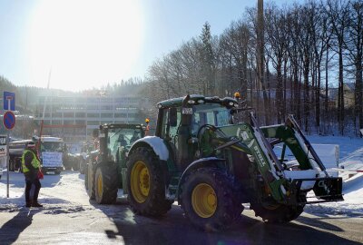 Protest per Autokorso: 125 Fahrer folgen Aufruf von erzgebirgischer Bürgerinitiative - Sieben Traktoren waren mit unterwegs. Foto: Andreas Bauer