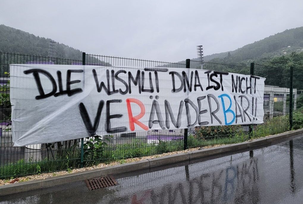 Protest: Veilchen-Fans suchen Stürmer über Ebay - Fans des FC Erzgebirge Aue haben dieses Banner am Erzgebirgsstadion angebracht. Foto: Carsten Wagner