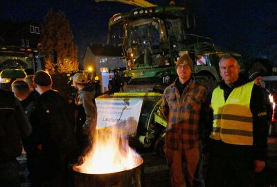 Protestaktion: Drebacher wollen jeden Donnerstag Zeichen setzen - Alexander Förster und Tino Fischer (rechts) gehören zu denjenigen, die die wöchentliche Protestaktion organisieren. Foto: Andreas Bauer