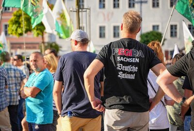 Proteste bei Besuch von Sachsens Ministerpräsident - Der Andrang auf dem historischen Marktplatz in Pirna war groß, als Sachsens Ministerpräsident Kretschmer zum gemeinsamen Grillen erschien. Foto: xcitepress/Finn Becker