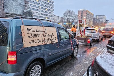 Proteste gehen weiter: Autokorso durch die Chemnitzer City - Ein Fahrzeugkorso fuhr von Penig bis Chemnitz auf die Brückenstraße vor das Karl-Marx-Monument. Foto: Harry Härtel