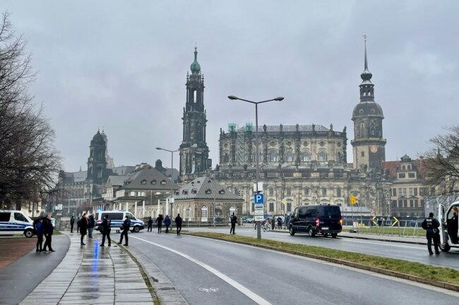 Für den heutigen Montag haben Kritiker und Gegner der Corona-Maßnahmen in den sozialen Medien zu Protesten vor dem Sächsischen Landtag in Dresden aufgerufen. Unser Reporter ist vor Ort und wir berichten im Liveticker über die Entwicklungen.