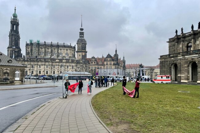 Für den heutigen Montag haben Kritiker und Gegner der Corona-Maßnahmen in den sozialen Medien zu Protesten vor dem Sächsischen Landtag in Dresden aufgerufen. Unser Reporter ist vor Ort und wir berichten im Liveticker über die Entwicklungen.