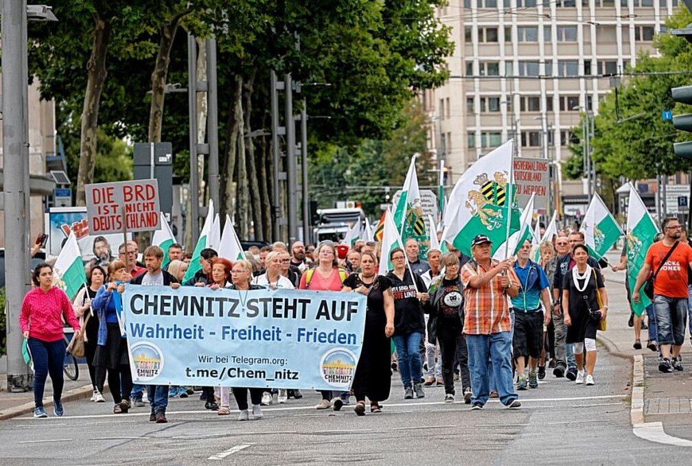 Protestgeschehen am Montag in Chemnitz: Mahnwachen auf der Brückenstraße - Montagsprotest in Chemnitz. Foto: Harry Härtel