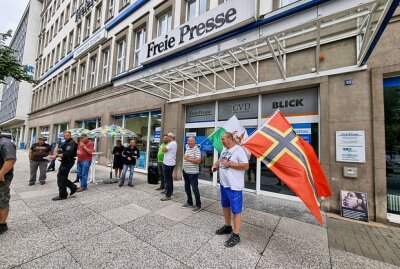Protestgeschehen am Montag in Chemnitz: Mahnwachen auf der Brückenstraße - Montagsprotest in Chemnitz. Foto: Harry Härtel