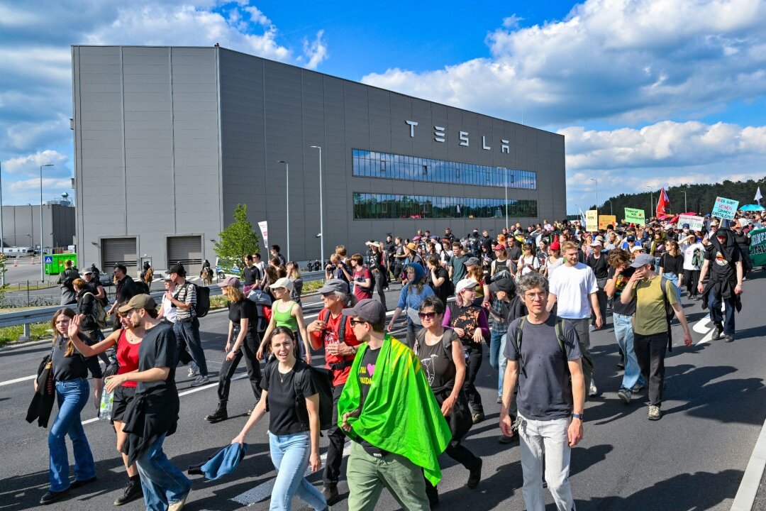 Protestzug zum Tesla-Werk: Vereinzelt Auseinandersetzungen - Teilnehmer einer Protestveranstaltung gehen zum Werk von Tesla.