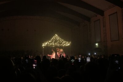 Provinz in Dresden: Weniger Zorn, mehr Liebe - Die zweite Bühne war mit einem Lichter-Pavillon überdacht. Foto: Sandy Post