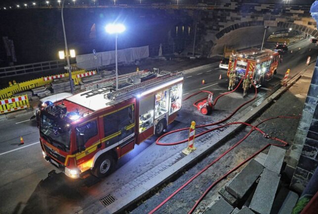 Am 25.11.2019 kam es kurz nach 5 Uhr an der Augustusbrücke zu einem Brand. In einem Raum unter der Brücke zum Brand einer Elektroverteileranlage. Foto: Roland Halkasch