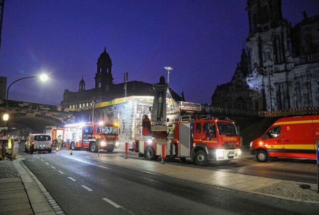 Am 25.11.2019 kam es kurz nach 5 Uhr an der Augustusbrücke zu einem Brand.Foto: Roland Halkasch