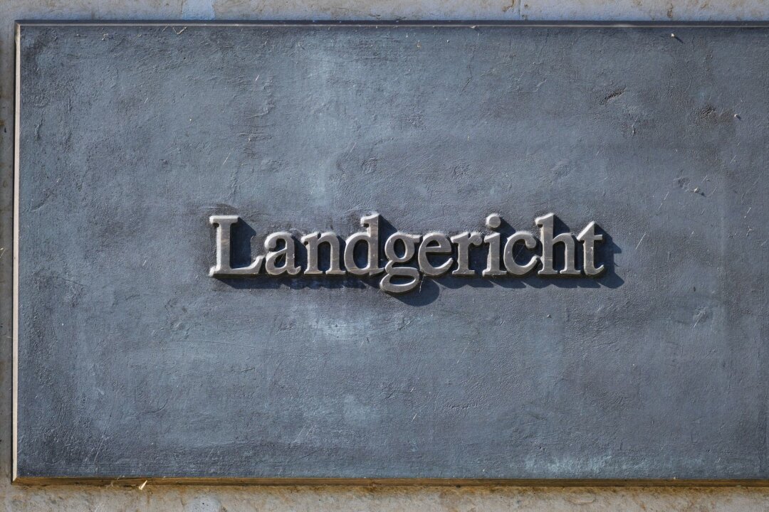 Prozess um Munitionsaffäre im LKA Sachsen vertagt - Ein Schild ist am Justizzentrum Dresden montiert.