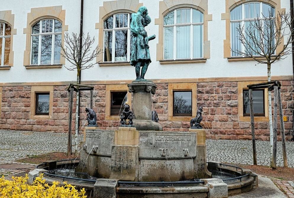 Prozess um Röhrsdorfer Märchenbrunnen geplatzt - Der Märchenbrunnen in Chemnitz, OT Röhrsdorf, auf der Beethofenstraße. Foto: Harry Härtel