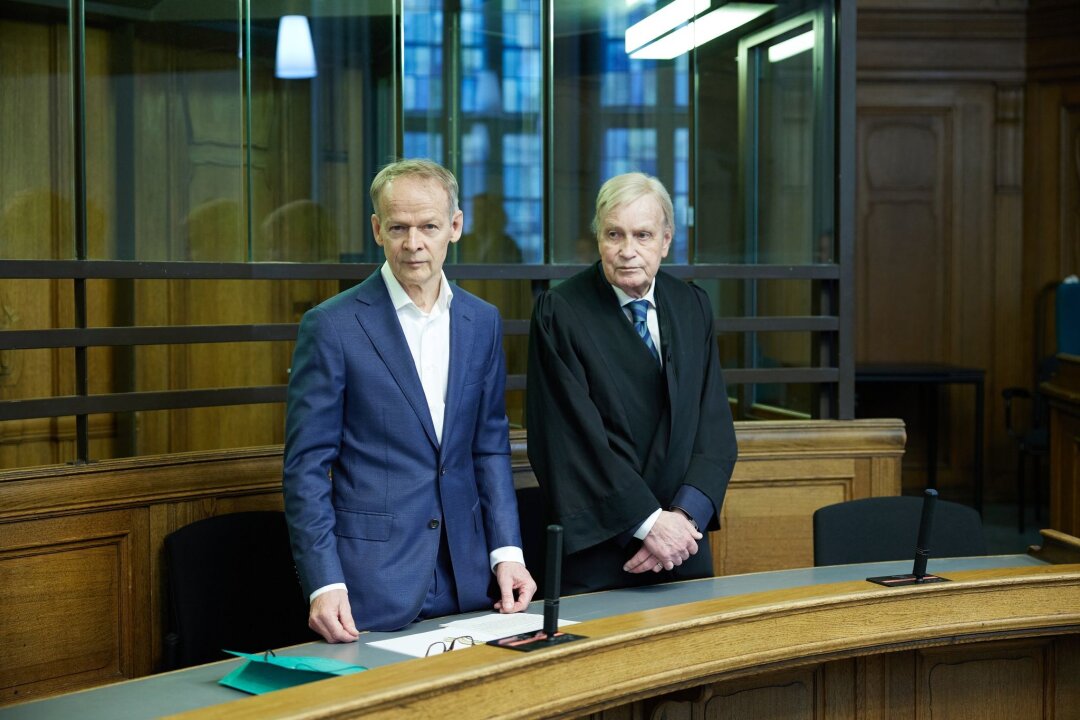 Prozess um Sterbehilfe - Haftstrafe für Arzt - Der verurteilte Arzt Christoph Turowski (l) und sein Anwalt im Gerichtssaal 500 des Kriminalgerichts Moabit.