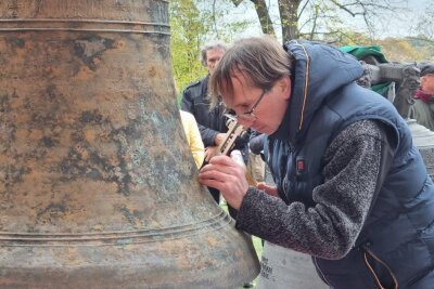 Prüfung nach Reparatur: Zwei Kirchenglocken sind zurück in Penig - Roy Kreß bei der Prüfung des Klanges an den restaurierten Glocken. Foto: Andrea Funke