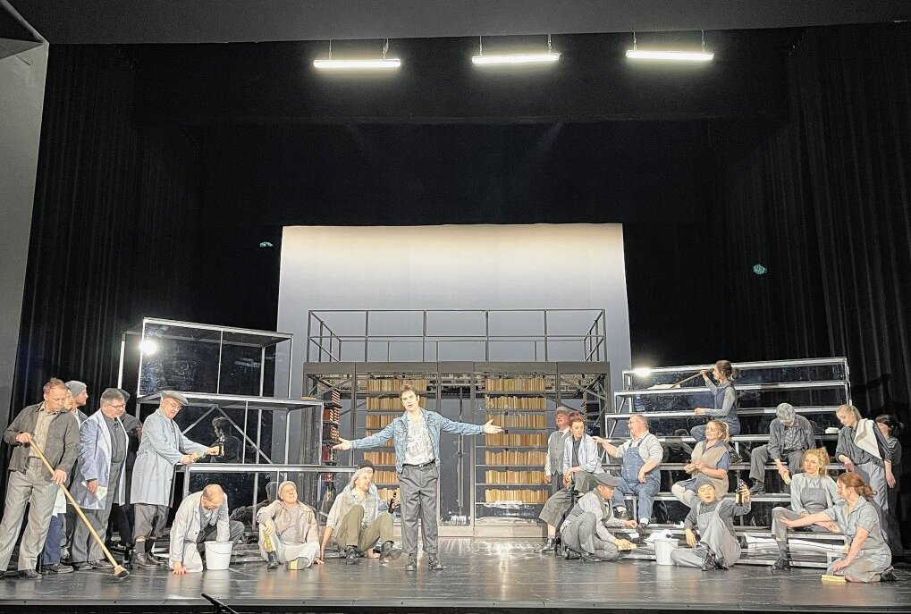 Puccini-Oper "Manon Lescaut" ab 29. April im Zwickauer Gewandhaus - Bei der Probe am Mittwoch: Andre Gass als Edmondo mit Chor.Foto: Anne Zeuner/Theater