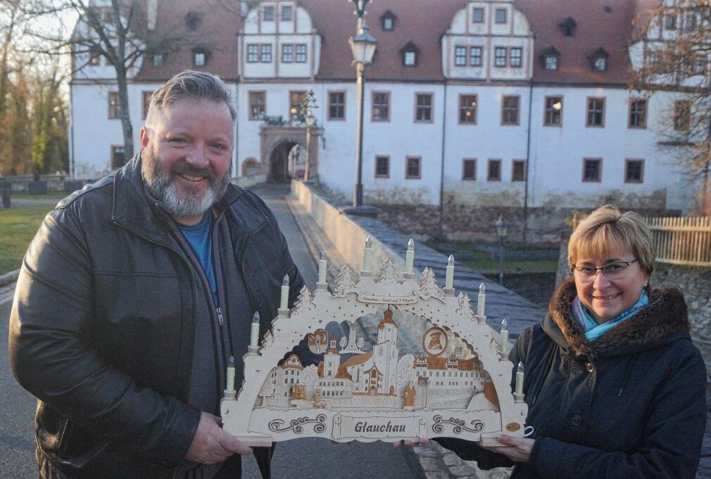 Inhaber René Heber und Mitarbeiterin Heike Artzig mit dem Glauchau-Schwibbogen. Foto: Frenzel