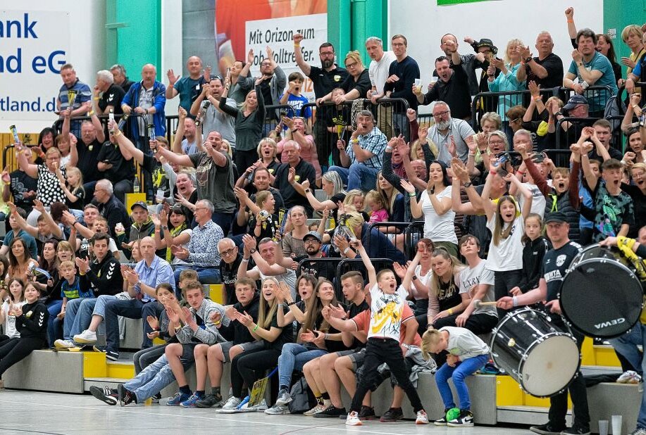 Den Punktgewinn gegen Hamburg feierten die Plauener Fans trotz des nun sicheren Abstiegs! Foto: Oliver Orgs / Pressebüro Repert