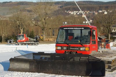 Punktueller Schneefall: Rost's Wiesen bereit für Skispaß - Auch die Vorbereitungen für den Skihang in Falkenau liefen bereits. Foto: Gerald Helling 
