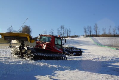 Punktueller Schneefall: Rost's Wiesen bereit für Skispaß - Auch die Vorbereitungen für den Skihang in Falkenau liefen bereits. Foto: Gerald Helling 