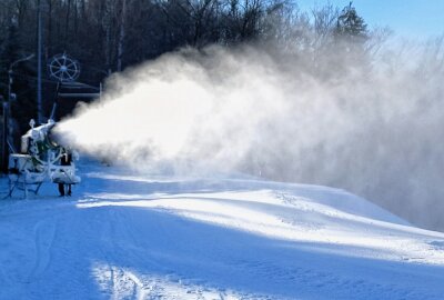 Punktueller Schneefall: Rost's Wiesen bereit für Skispaß - Insgesamt sind 14 Schneekanonen im Einsatz. Foto: Knut Berger