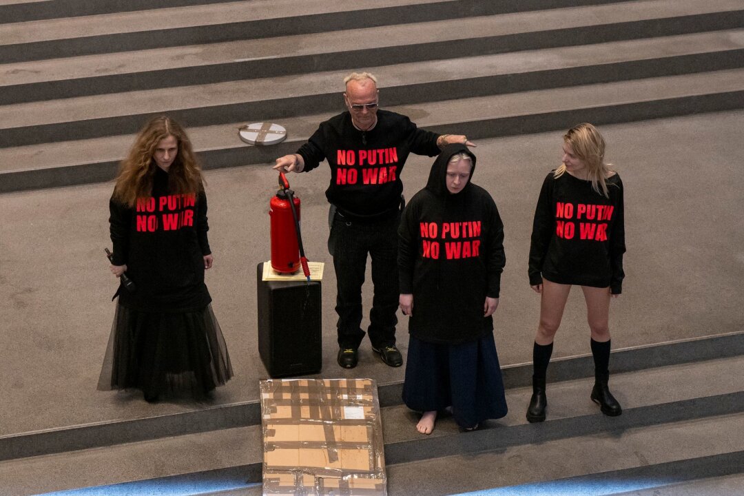 Pussy Riot - Verachtende Aktionskunst gegen Putin in München - Drei Mitglieder der russischen Band Pussy Riot treten im Rahmen der Flatz-Retrospektive in der Pinakothek der Moderne mit Musik und Aktionen auf. Als zweiter von links steht der österreichische Künstler Wolfgang Flatz.