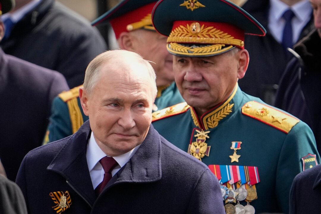 Putin ändert Machtgefüge im Kreml - Putin (l) hat gesprochen: Schoigu soll nicht mehr länger Verteidigungsminister sein.