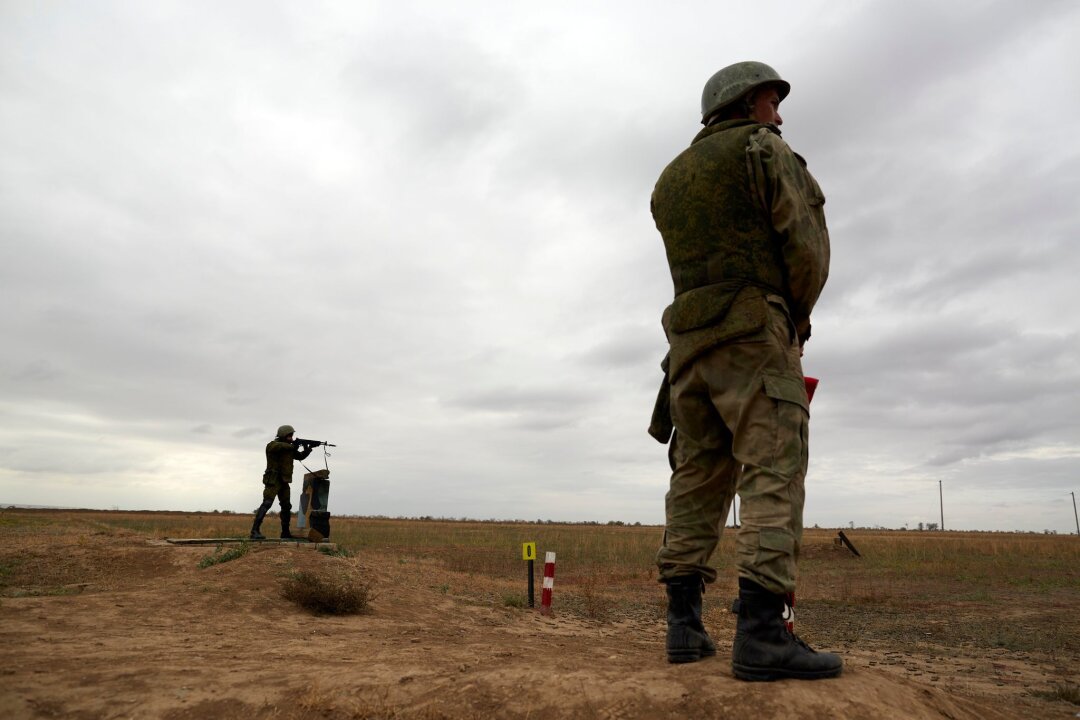 Putin lässt 150.000 Wehrdienstpflichtige einziehen - Russische Rekruten auf einem Schießplatz während einer militärischen Trainingseinheit.