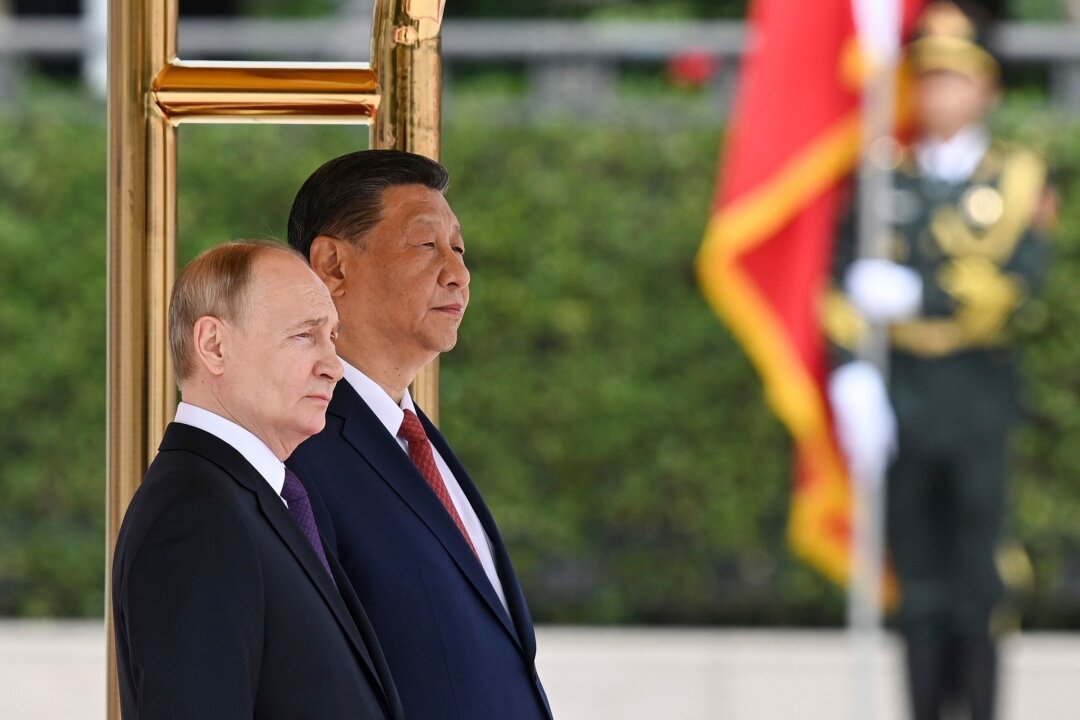 Putin signalisiert Verhandlungsbereitschaft über Ukraine - Russlands Präsident Wladimir Putin (l) ist für ein Treffen mit Chinas Staatschef Xi Jinping nach Peking gereist.