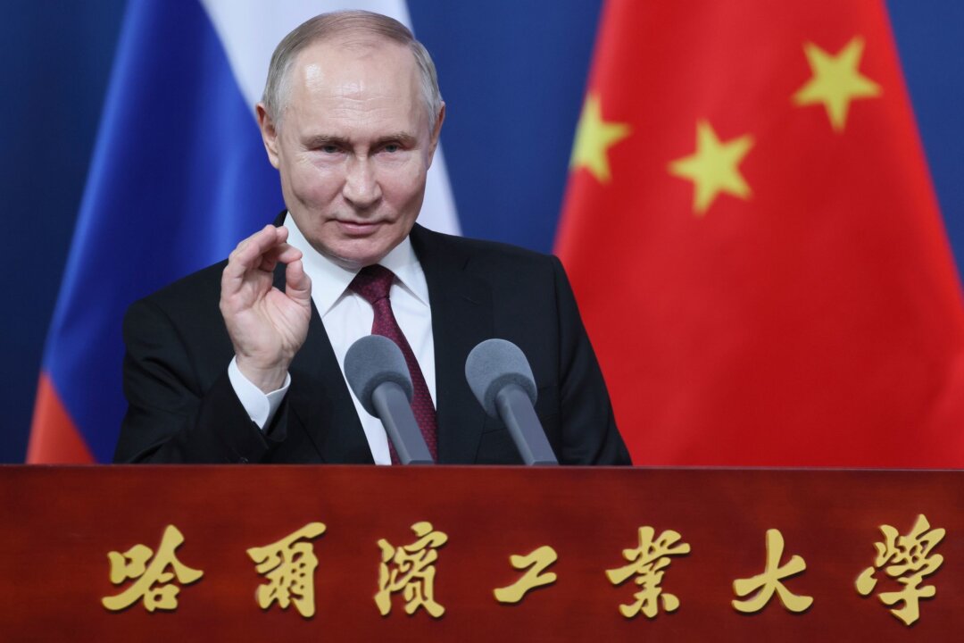 Putin wirbt um mehr Geschäft mit China - Dieses von der staatlichen russischen Nachrichtenagentur Sputnik via AP veröffentlichte Foto zeigt Wladimir Putin während eines Gesprächs mit Studenten des Harbin Institute of Technology in Harbin.