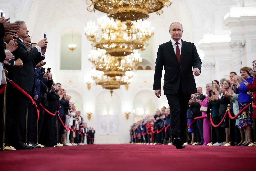 Putin zum fünften Mal als Präsident eingeschworen - Wladimir Putin geht zur Vereidigung als russischer Präsident während einer Inaugurationszeremonie im Großen Kremlpalast.
