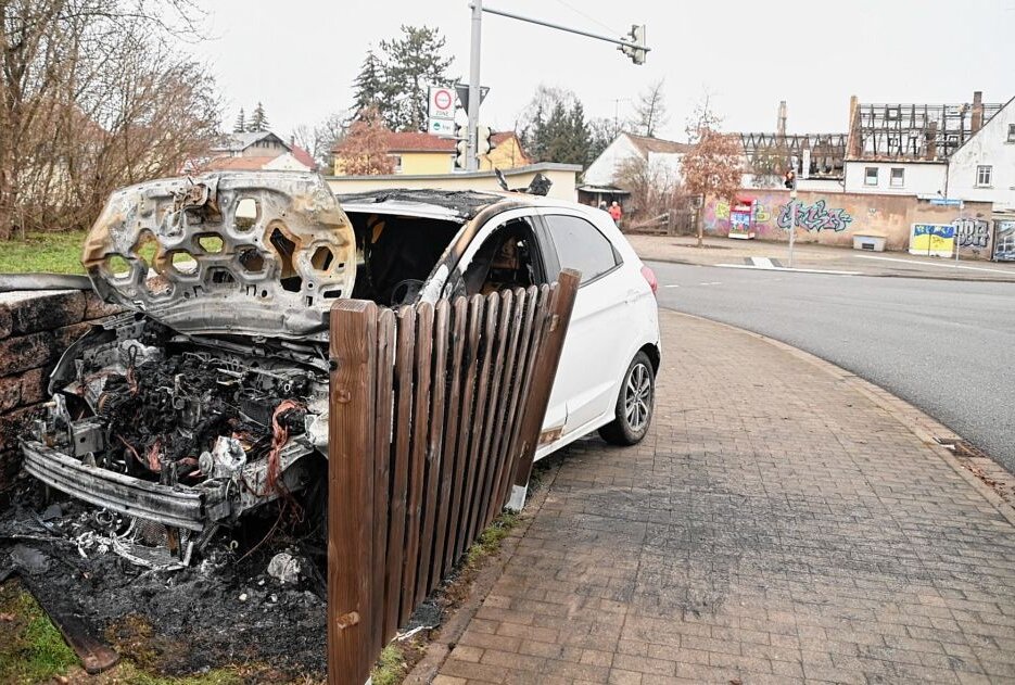 PWK brennt nach Crash komplett aus - Komplett ausgebrannt ist am Sonntagmittag ein weißer PKW an der Kreuzung Händelstraße/Stötteritzer Landstraße in Leipzig-Holzhausen. Foto: Anke Brod
