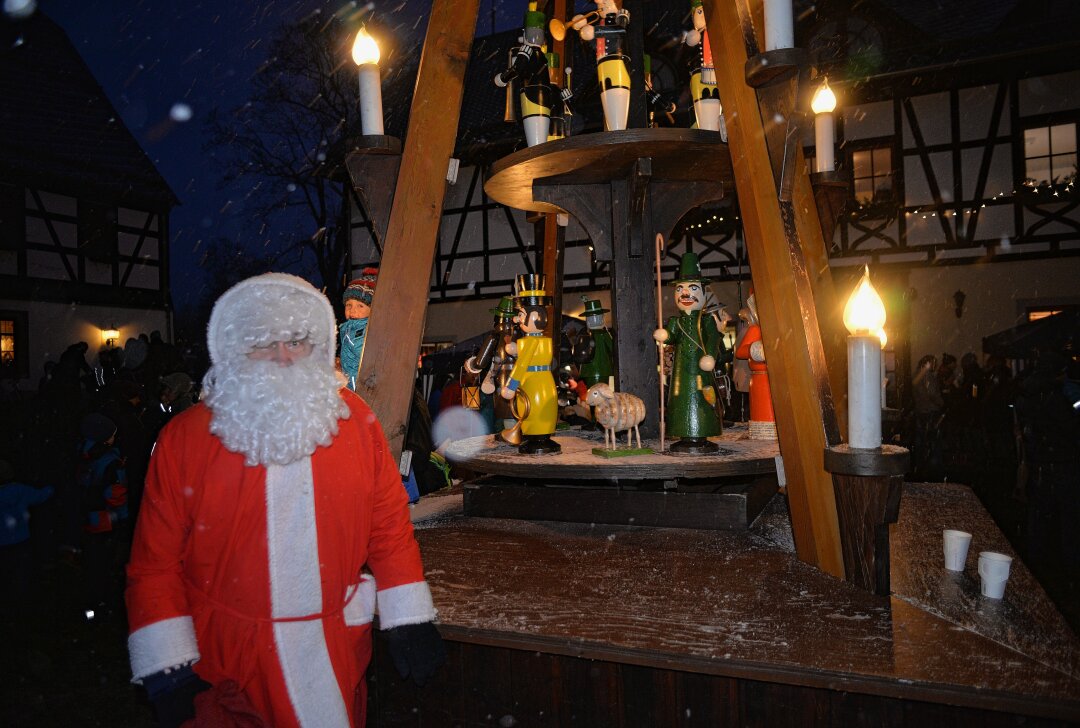 Pyramideanschieben im Grünaer Folklorehof am ersten Adventswochenende - Der Weihnachtsmann hat seinen Besuch beim Grünaer Weihnachtsmarkt am zweiten Adventswochenende angekündigt. Foto: Steffi Hofmann