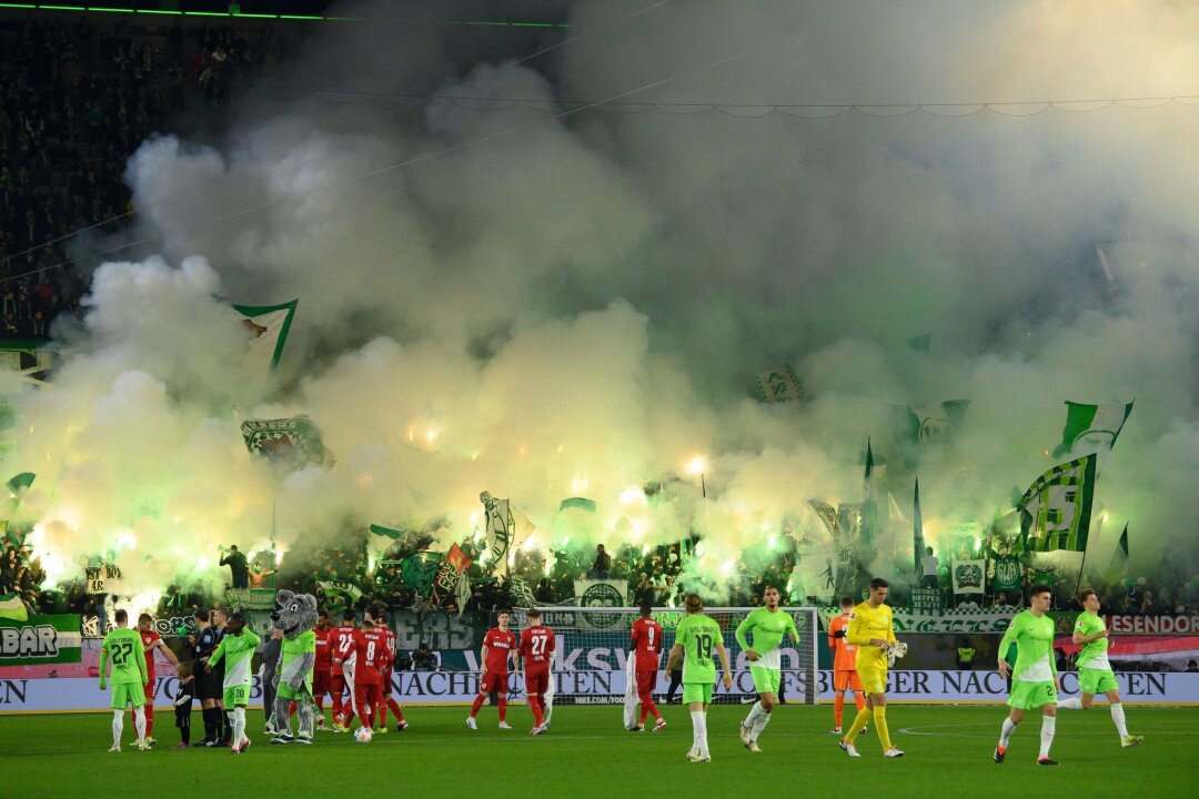 "Pyro-Wahnsinn": Hasenhüttl kritisiert Fans - Auch die Wolfsburger Fans zünden Pyrotechnik.