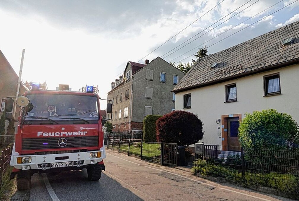 Qualm steigt aus Haus in Taura: Zwischendecke in Brand - In Köthensdorf stieg schwerer Qualm aus einem Wohnhaus. Foto: Jan Härtel/ChemPic