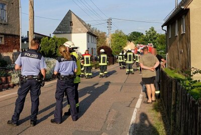 Qualm steigt aus Haus in Taura: Zwischendecke in Brand - In Köthensdorf stieg schwerer Qualm aus einem Wohnhaus. Foto: Jan Härtel/ChemPic
