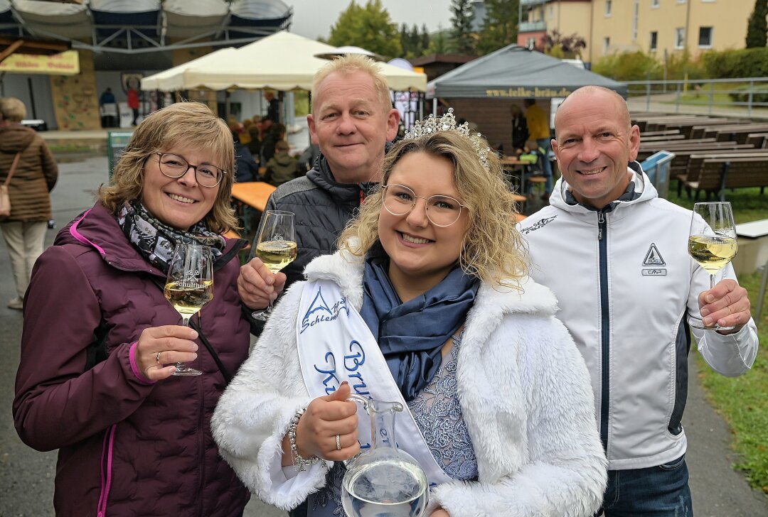 Quell- und Weinfest ist in Bad Schlema gefeiert worden - Manja Seinig, Jens Seinig und Ingo Morell (hinten v.li.) mit Brunnenmädchen Sarah Vogel. Foto: Ralf Wendland