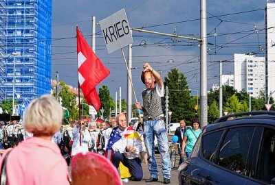 Querdenken-Demo sorgt mit tausenden Teilnehmern für massive Verkehrsbehinderungen - In der Innenstadt von Dresden kommt es derzeit zu zeitweiligen Verkehrseinschränkungen aufgrund mehrerer Demonstrationen. Foto: xcitepress/ Benedict Bartsch