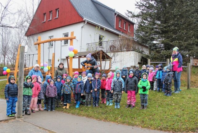Bevor die Balancierstrecke freigegeben wurde, sangen die Regenbogen-Kinder gemeinsam. Dann wurde geklettert. Foto: Jana Kretzschmann