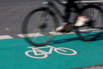 Rad fahren: Von bösen Sätteln und guten Helmen - Radfahrerinnen und Radfahrer müssen grundsätzlich am rechten Rand der Fahrbahn fahren. Eine Pflicht für die Nutzung eines Radwegs gilt nur, wenn er mit einem der drei blauen Radweg-Schilder gekennzeichnet ist.