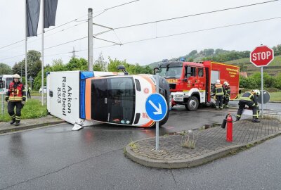 Radebeul: Rettungswagen kollidiert mit Straßenbahn - In Radebeul kam es zu einer Kollision zwischen einem Rettungswagen und einer Straßenbahn. Foto: Roland Halkasch
