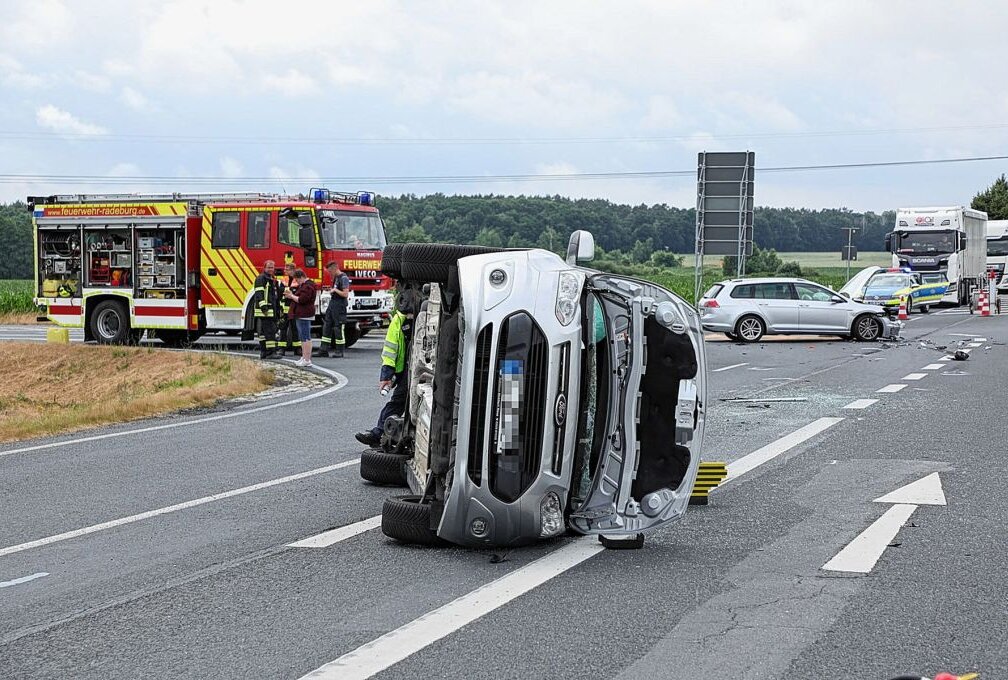 Radeburg: Nach Kollision kippt Ford auf Seite um - Sachsen/ Radeburg: Die Kreuzung war wegen des Unfalls gesperrt. Foto: Roland Halkasch