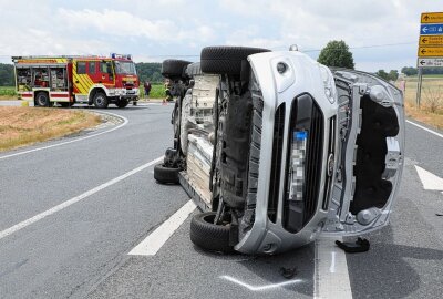 Radeburg: Nach Kollision kippt Ford auf Seite um - Sachsen/ Radeburg: Die Kreuzung war wegen des Unfalls gesperrt. Foto: Roland Halkasch