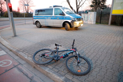 Radfahrer nach unglücklichem Sturz schwer verletzt - Radunfall in Bernsdorf. 